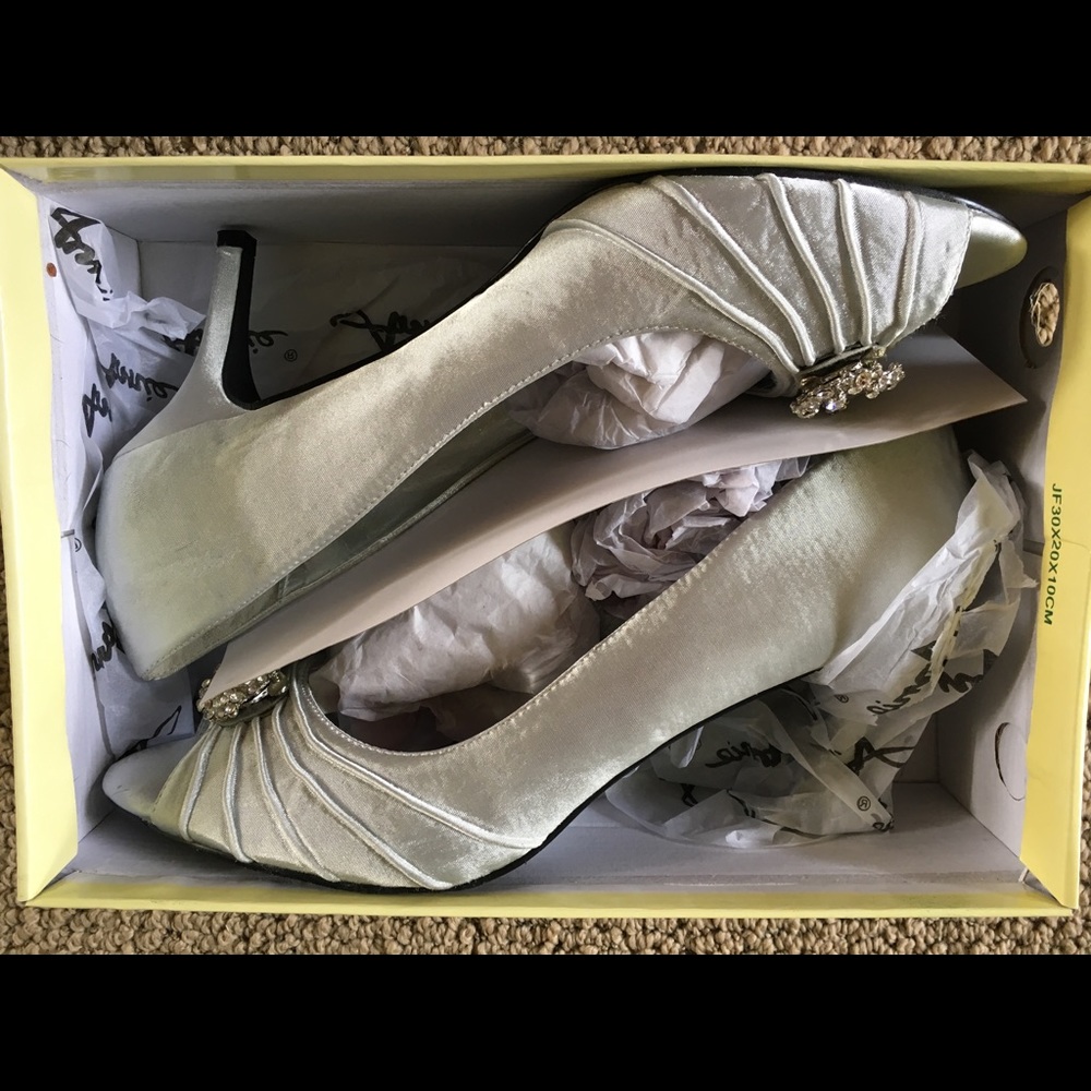 Silver high heel shoes with rhinestone